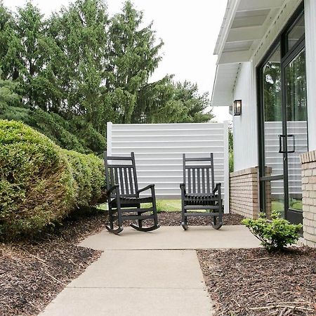 Farmhouse Suites By Amish Country Lodging ミラーズバーグ エクステリア 写真