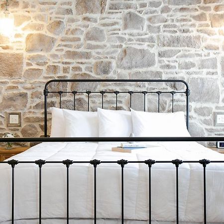 Farmhouse Suites By Amish Country Lodging ミラーズバーグ エクステリア 写真