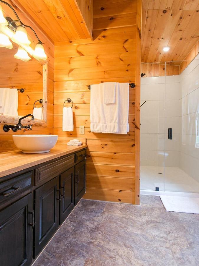 Farmhouse Suites By Amish Country Lodging ミラーズバーグ エクステリア 写真