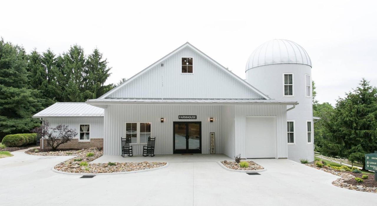 Farmhouse Suites By Amish Country Lodging ミラーズバーグ エクステリア 写真