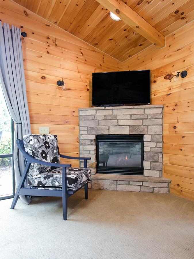 Farmhouse Suites By Amish Country Lodging ミラーズバーグ エクステリア 写真