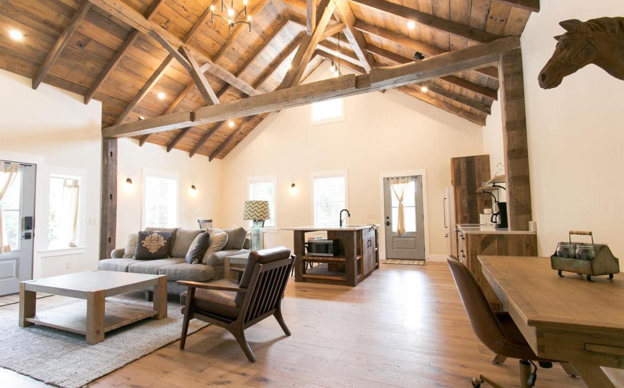 Farmhouse Suites By Amish Country Lodging ミラーズバーグ エクステリア 写真