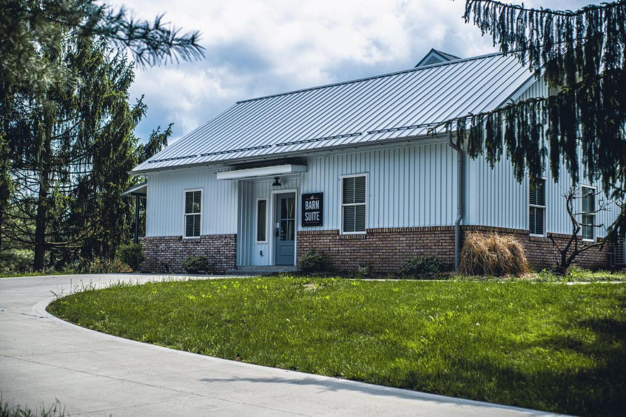 Farmhouse Suites By Amish Country Lodging ミラーズバーグ エクステリア 写真