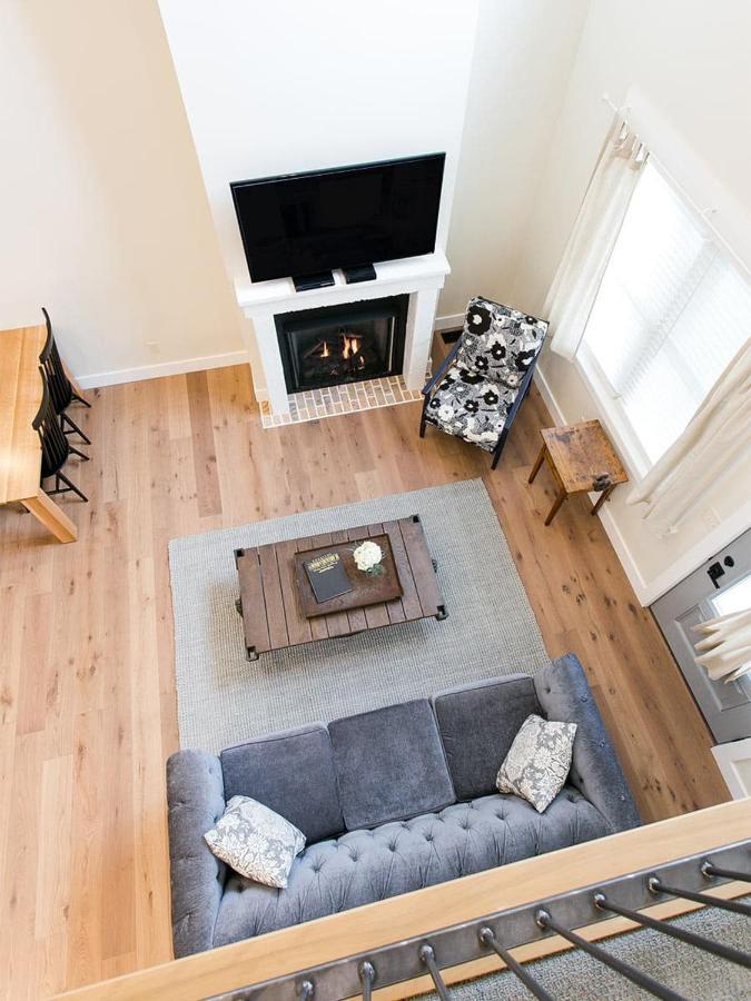 Farmhouse Suites By Amish Country Lodging ミラーズバーグ エクステリア 写真