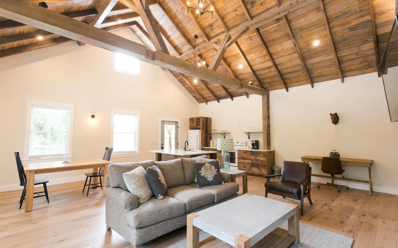 Farmhouse Suites By Amish Country Lodging ミラーズバーグ エクステリア 写真