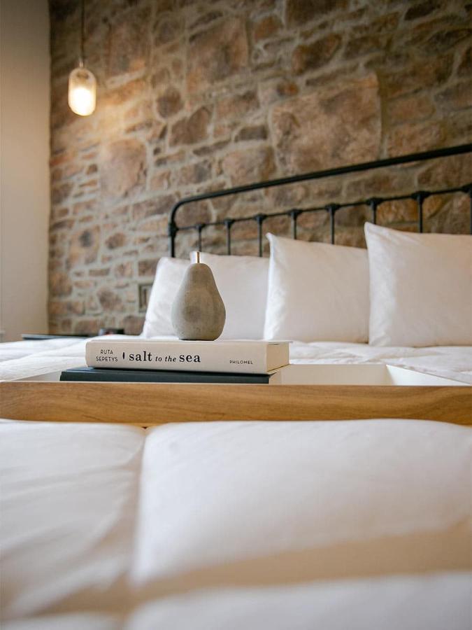 Farmhouse Suites By Amish Country Lodging ミラーズバーグ エクステリア 写真
