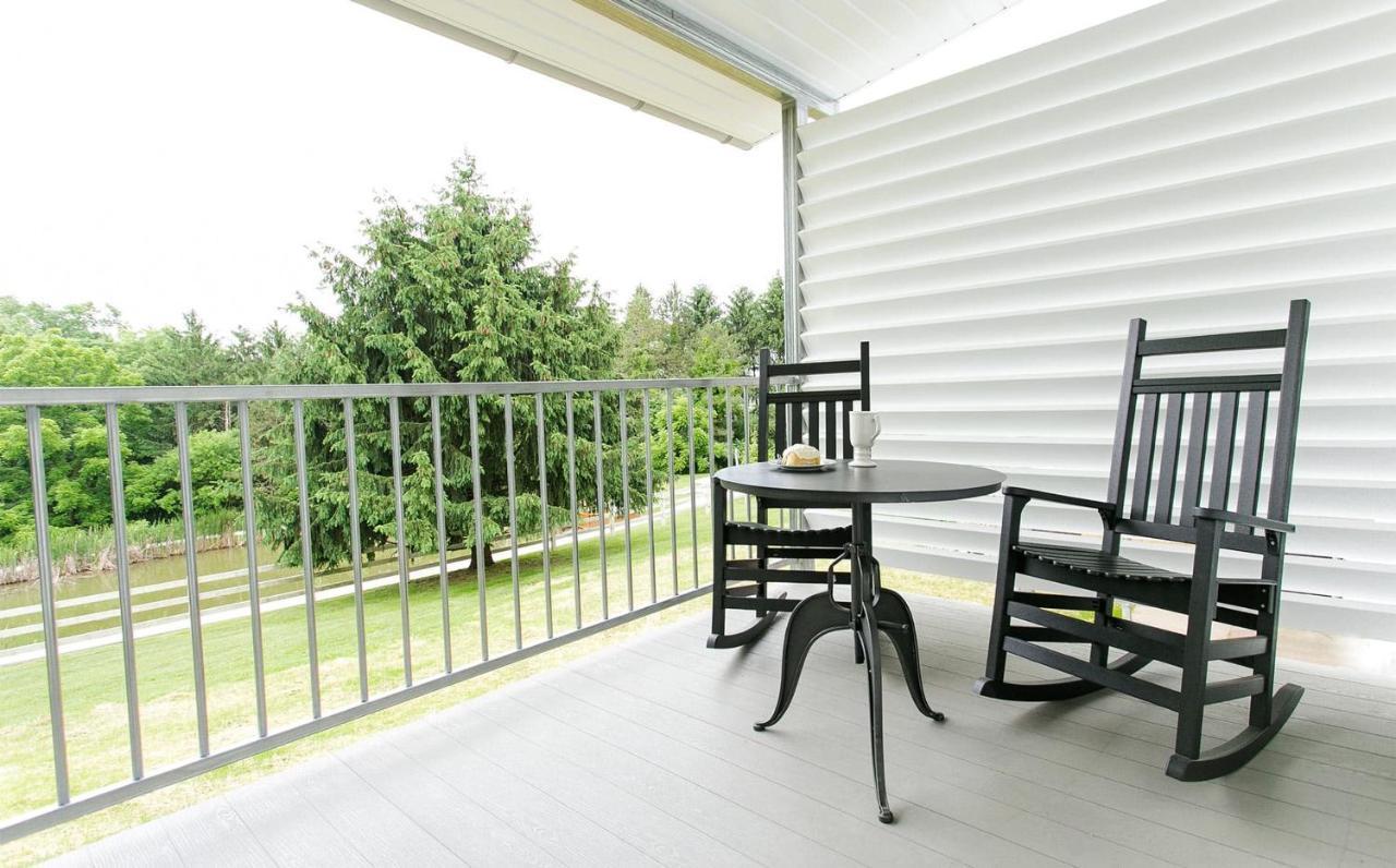 Farmhouse Suites By Amish Country Lodging ミラーズバーグ エクステリア 写真