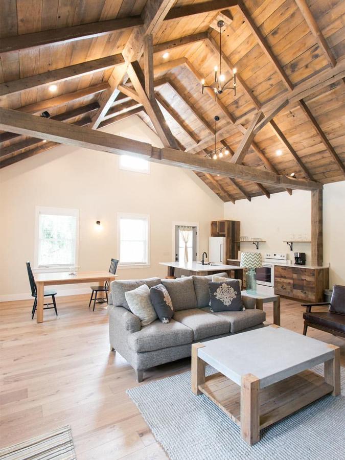 Farmhouse Suites By Amish Country Lodging ミラーズバーグ エクステリア 写真