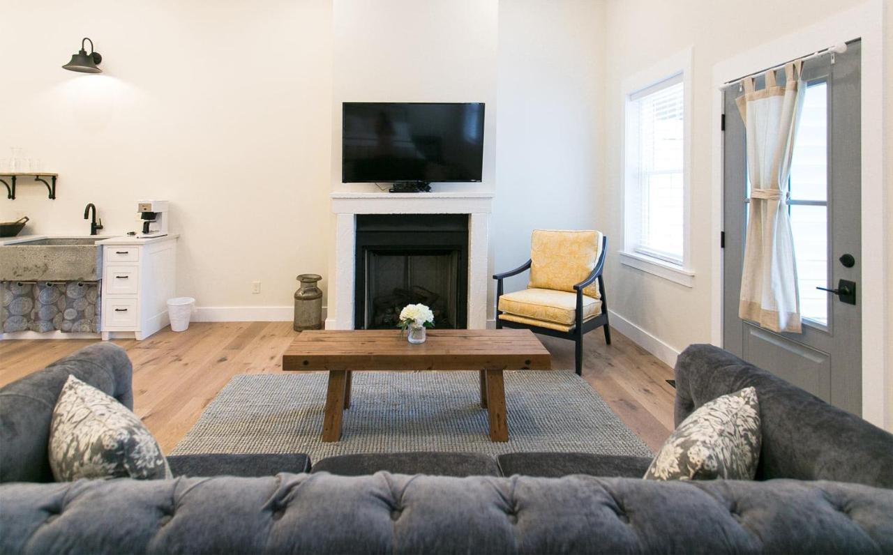 Farmhouse Suites By Amish Country Lodging ミラーズバーグ エクステリア 写真