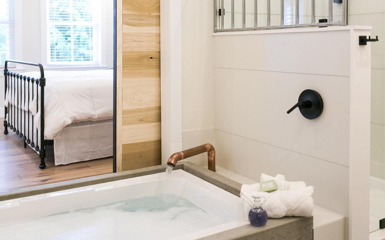 Farmhouse Suites By Amish Country Lodging ミラーズバーグ エクステリア 写真