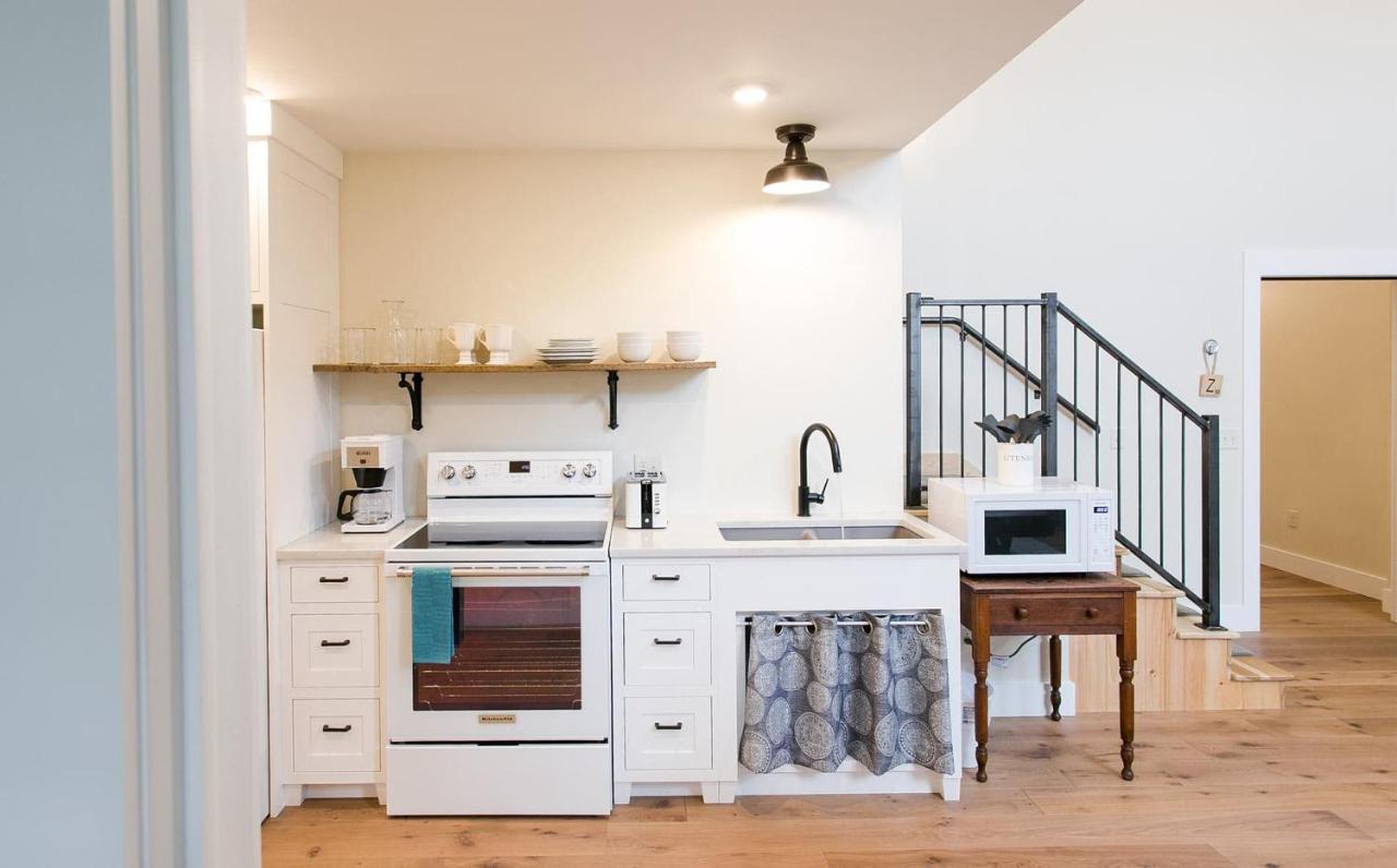 Farmhouse Suites By Amish Country Lodging ミラーズバーグ エクステリア 写真