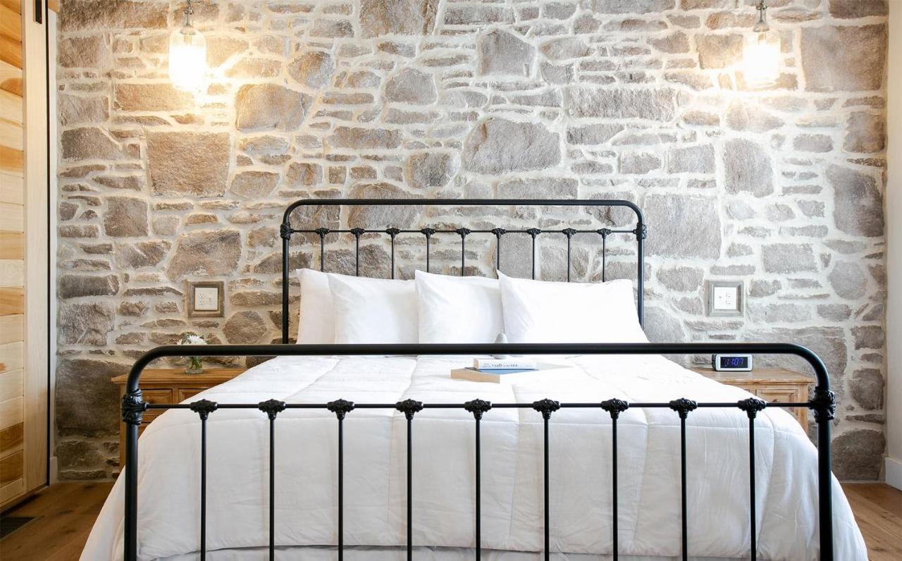 Farmhouse Suites By Amish Country Lodging ミラーズバーグ エクステリア 写真