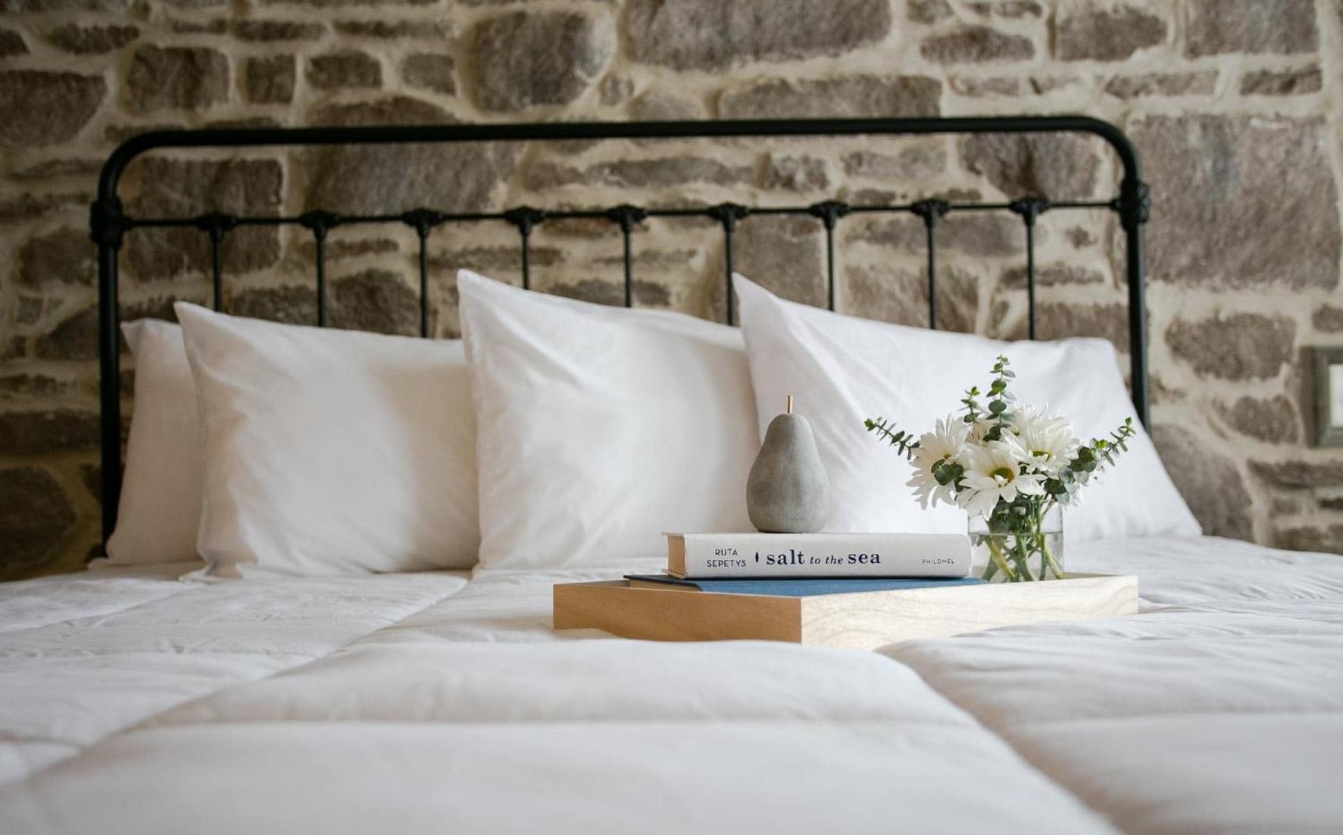 Farmhouse Suites By Amish Country Lodging ミラーズバーグ エクステリア 写真
