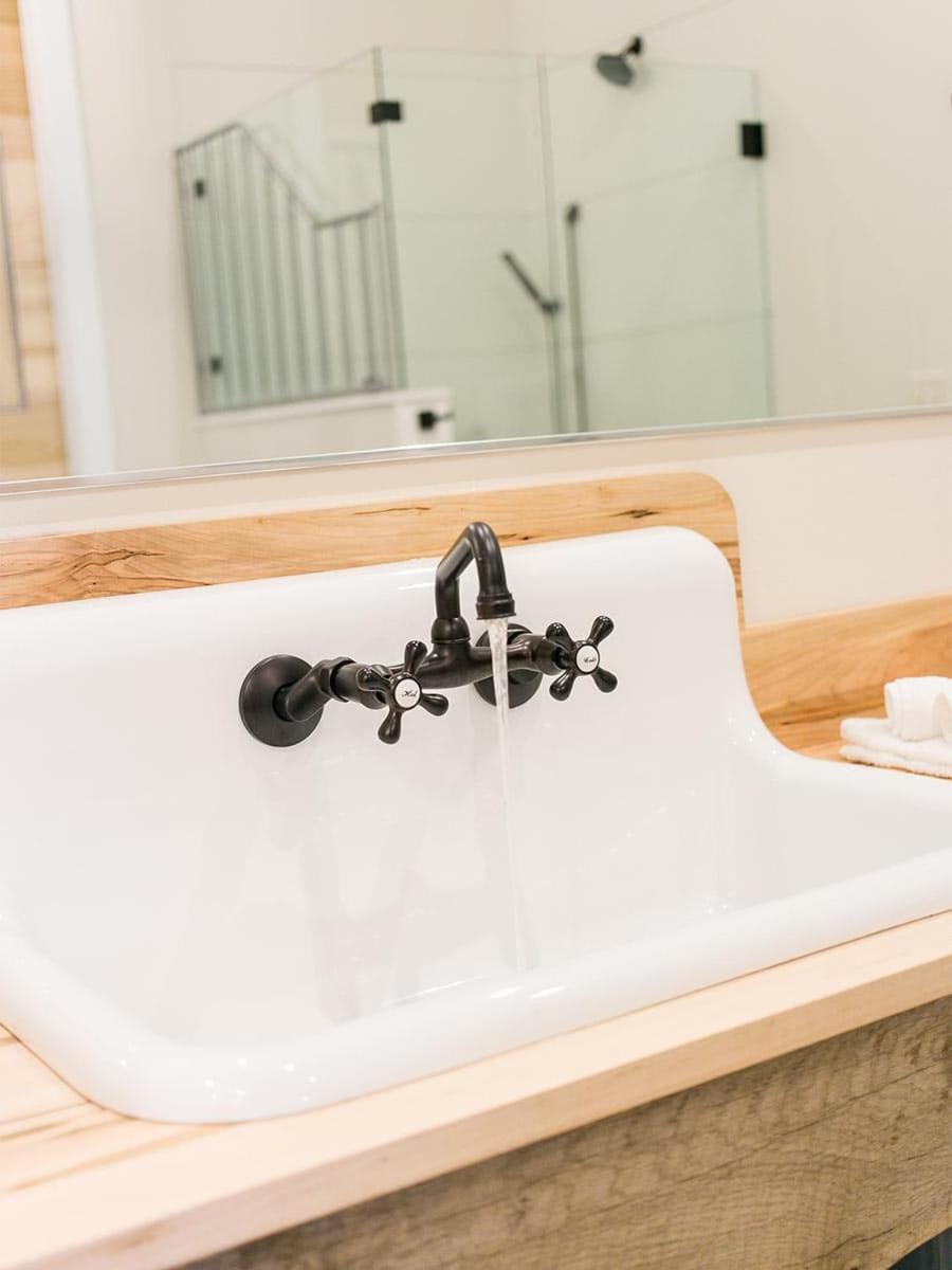 Farmhouse Suites By Amish Country Lodging ミラーズバーグ エクステリア 写真