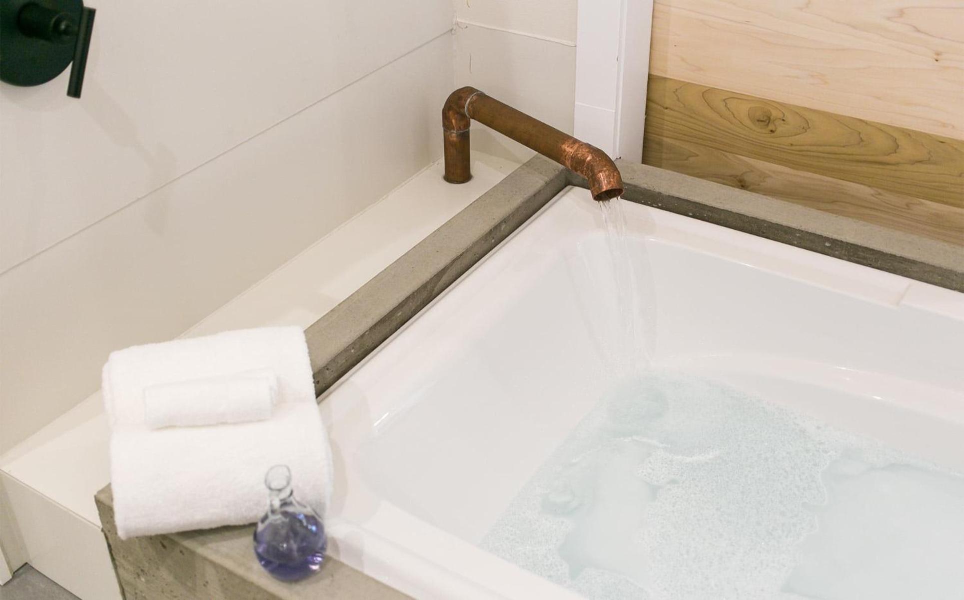Farmhouse Suites By Amish Country Lodging ミラーズバーグ エクステリア 写真