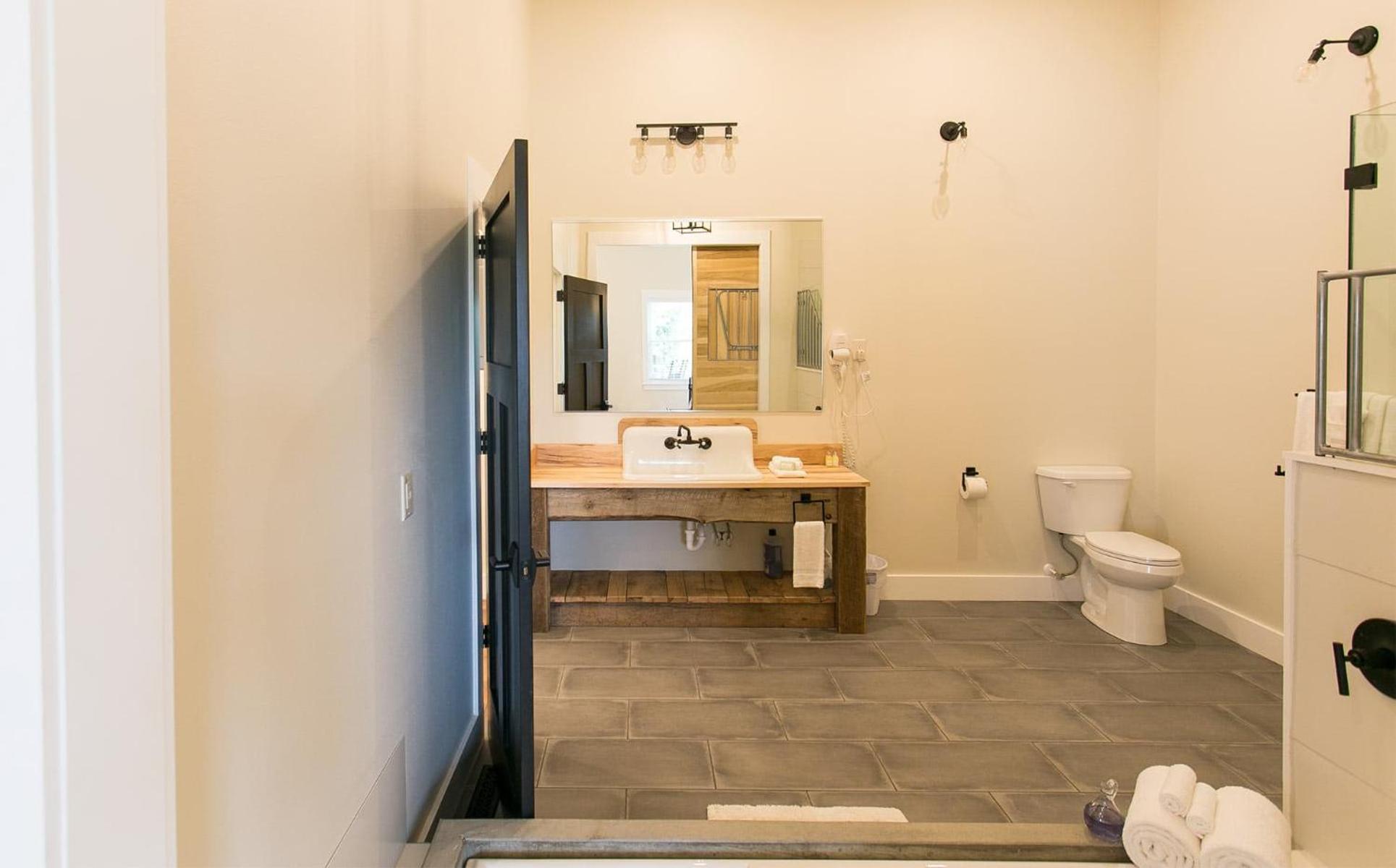 Farmhouse Suites By Amish Country Lodging ミラーズバーグ エクステリア 写真