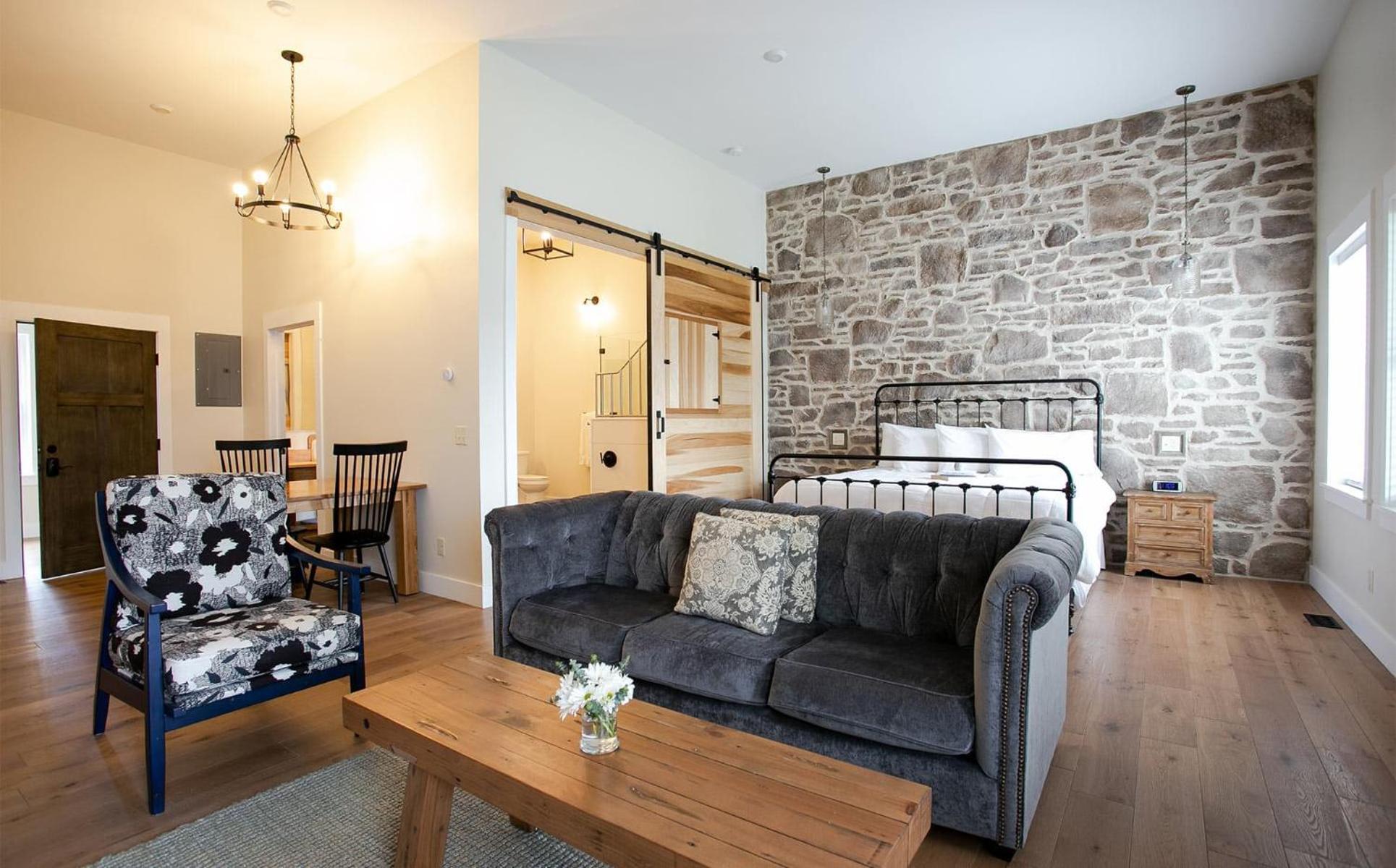 Farmhouse Suites By Amish Country Lodging ミラーズバーグ エクステリア 写真